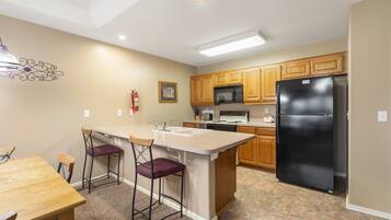 Coffee/tea maker, fridge, microwave, oven