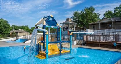 Family Condo in a Lovely, Gated Golf Resort near Silver Dollar City