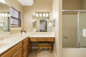 Combined shower/bathtub, hair dryer, towels - Condo at StoneBridge Village Golf Resort - Just Minutes from Silver Dollar CIty (Reeds Spring)