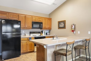 Frigorifero, microonde, forno, piano cottura