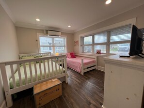 3 bedrooms, WiFi, bed sheets - Blocks to the Beach! Huge Patio & Fenced-In Backyard. (Atlantic Beach)