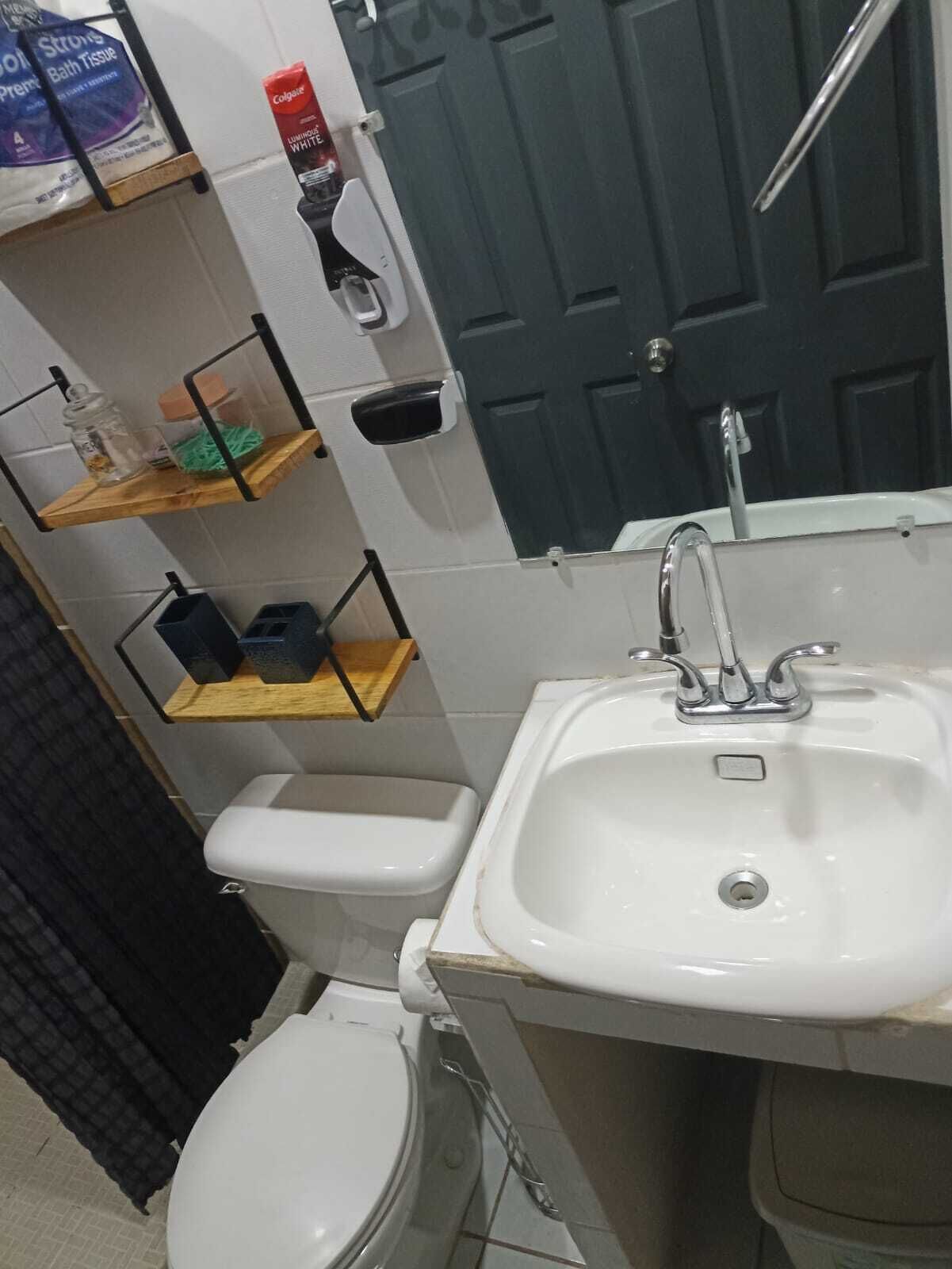 Bruser, hårtørrer, håndklæder, Sæbe