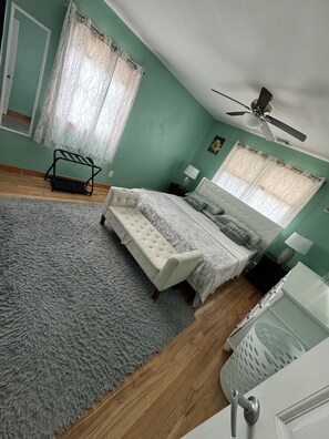 3 slaapkamers, een strijkplank/strijkijzer, gratis wifi, beddengoed