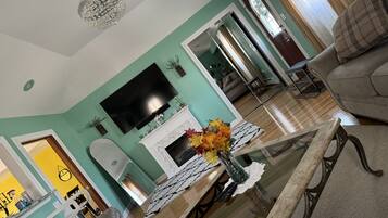 Smart TV, fireplace