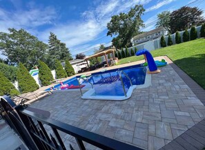 Utomhuspool och uppvärmd pool