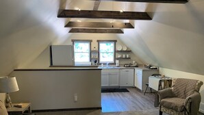 Un espacio tipo loft con cocina, comedor y zona de estar.