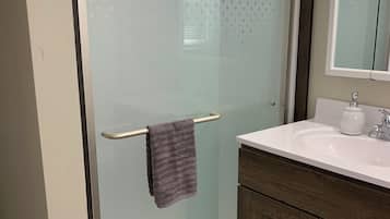 Douche, sĂšche-cheveux, serviettes fournies, savon