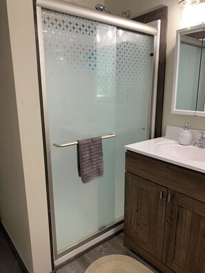 Dusche, Haartrockner, Handtücher, Seife