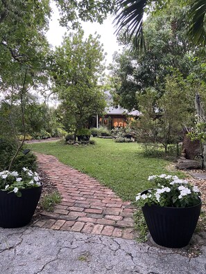 Property grounds - 1br/Studio in Nature - Miami Shore Crest (Miami)