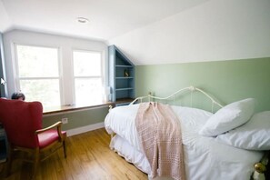 2 bedrooms, travel cot, free WiFi, bed sheets