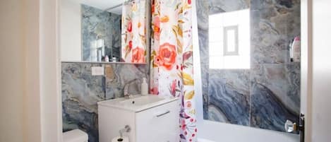 Handtücher, Seife, Shampoo, Toilettenpapier