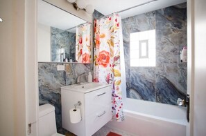 Toallas, jabón, shampoo, papel de baño 