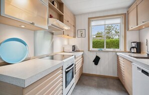 ثلاجة، موقد طهي مسطح، غسالة أطباق، ماكينة لصنع القهوة/الشاي