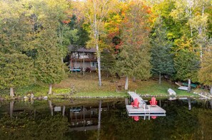 Property grounds - Haliburton Hideaway ☆NEWLY RENOVATED, CLEAR WATER (Kawartha Lakes)