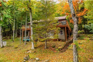 Exterior - Haliburton Hideaway ☆NEWLY RENOVATED, CLEAR WATER (Kawartha Lakes)
