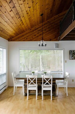Dining - Haliburton Hideaway ☆NEWLY RENOVATED, CLEAR WATER (Kawartha Lakes)