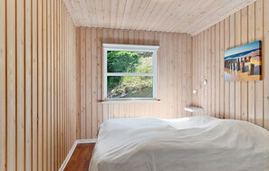 4 bedrooms, travel crib, free WiFi - Gorgeous home in Glesborg with sauna (Glesborg)