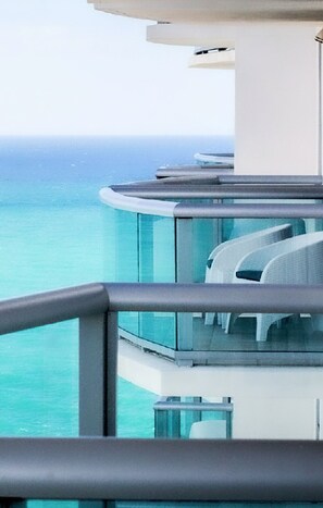 Property grounds - 42b Beachfront Marenas one bedroom apartment (Sunny Isles Beach)