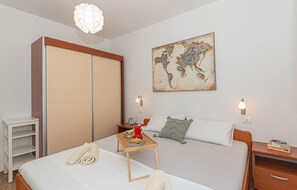 3 bedrooms, in-room safe, free WiFi, bed sheets - Gorgeous home in Rogoznica (Rogoznica)