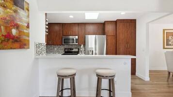 Frigorífico, microondas, horno y placa de cocina