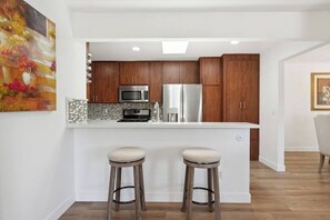 Réfrigérateur, four à micro-ondes, un four, surface de cuisson