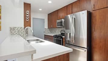 Een koelkast, een microgolfoven, een oven, een kookplaat