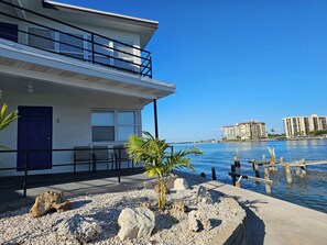 Propiedad frente al mar con balcón, puerta y vista al océano.