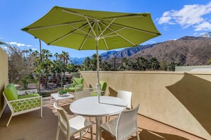 Outdoor dining - Midcentury-Inspired, Stylish, Solar-Powered Luxury Pool Home (Palm Springs)