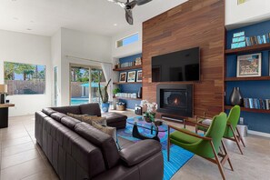 Smart TV, fireplace, DVD player, books - Midcentury-Inspired, Stylish, Solar-Powered Luxury Pool Home (Palm Springs)