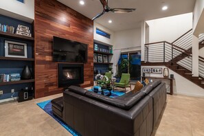 Smart TV, fireplace, DVD player, books - Midcentury-Inspired, Stylish, Solar-Powered Luxury Pool Home (Palm Springs)