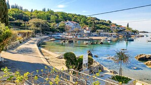 A coastal town with clear waters, boats, and houses along the shore. - 2 bedroom stunning apartment in Molunat (Molunat)