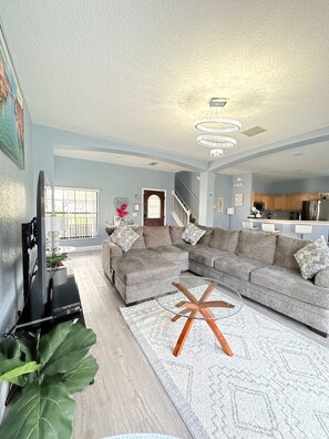 Living area - LUXERY VILLA 6 miles from DISNEY (Clermont)