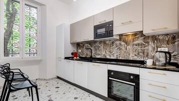 Réfrigérateur, micro-ondes, plaque de cuisson, lave-vaisselle