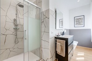 Een douche, een haardroger, een bidet, handdoeken