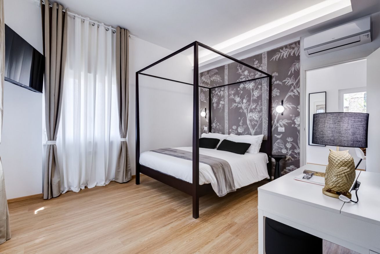 5 bedrooms, desk, iron/ironing board, WiFi