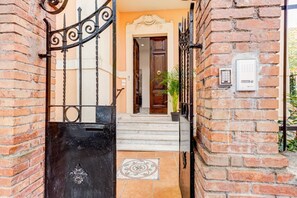 Exterior detail - Villa Chiara - a new Luxury Star is born in Rome! (Roma)