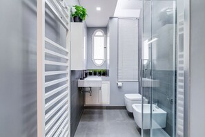 Dusj, hårføner, bidé og håndklær