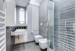 Shower, hair dryer, bidet, towels - BDC - Fancy 2-Bdr Apt @Vatican (Roma)