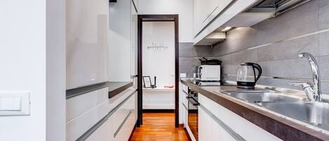 Een koelkast, een microgolfoven, een oven, een kookplaat