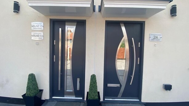 Une entrée d’immeuble dotée de deux portes, chacune étant signalée par une plaque « 2A » et un panneau indiquant « Tournage interdit ».