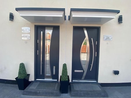 Exterior detail. THE ROYAL BOUTIQUE OXFORD LODGE by LONDON HEATHROW SLEEP 6