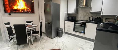 Refrigerador, microondas, horno y parrilla de estufa