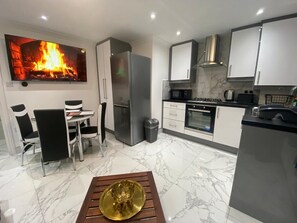 Een koelkast, een microgolfoven, een oven, een kookplaat