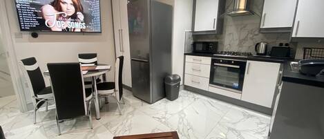 Refrigerador, microondas, horno y parrilla de estufa