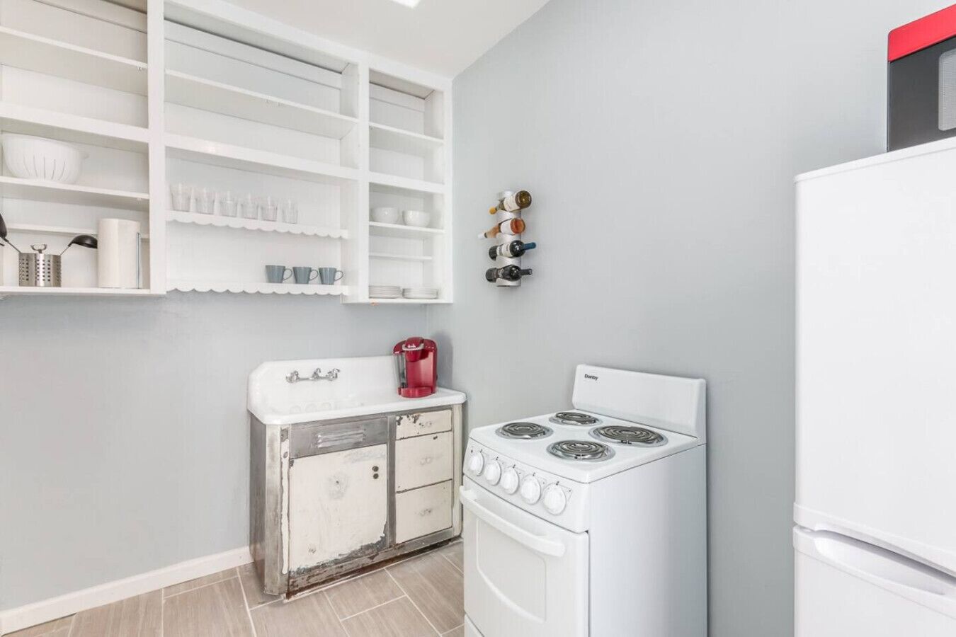 Kylskåp, mikrovågsugn, ugn och spishäll