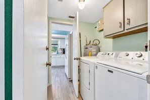 In-home laundry: pack light, stay longer. Full-size washer and dryer inside the home. Wash swimsuits and beach towels overnight and repack fresh. Perfect for families and longer stays. - Cozy Oasis Screened Pool Picturesque Water Canal Views! (Port Richey)