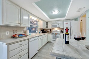 ثلاجة، ميكروويف، فرن، موقد طهي مسطح