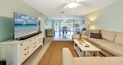 Cozy Oasis Screened Pool Picturesque Water Canal Views!