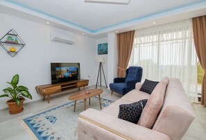 Luxe appartement, 1 slaapkamer, uitzicht op zee, uitzicht op zee | Woonruimte | Een 127-cm smart-tv met kabelzenders en televisie