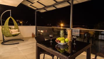 Luxury-Apartment, 1 Schlafzimmer, Meerblick, Meerseite | Terrasse/Patio